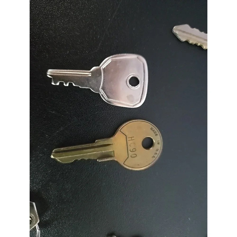 N/A vintage keys